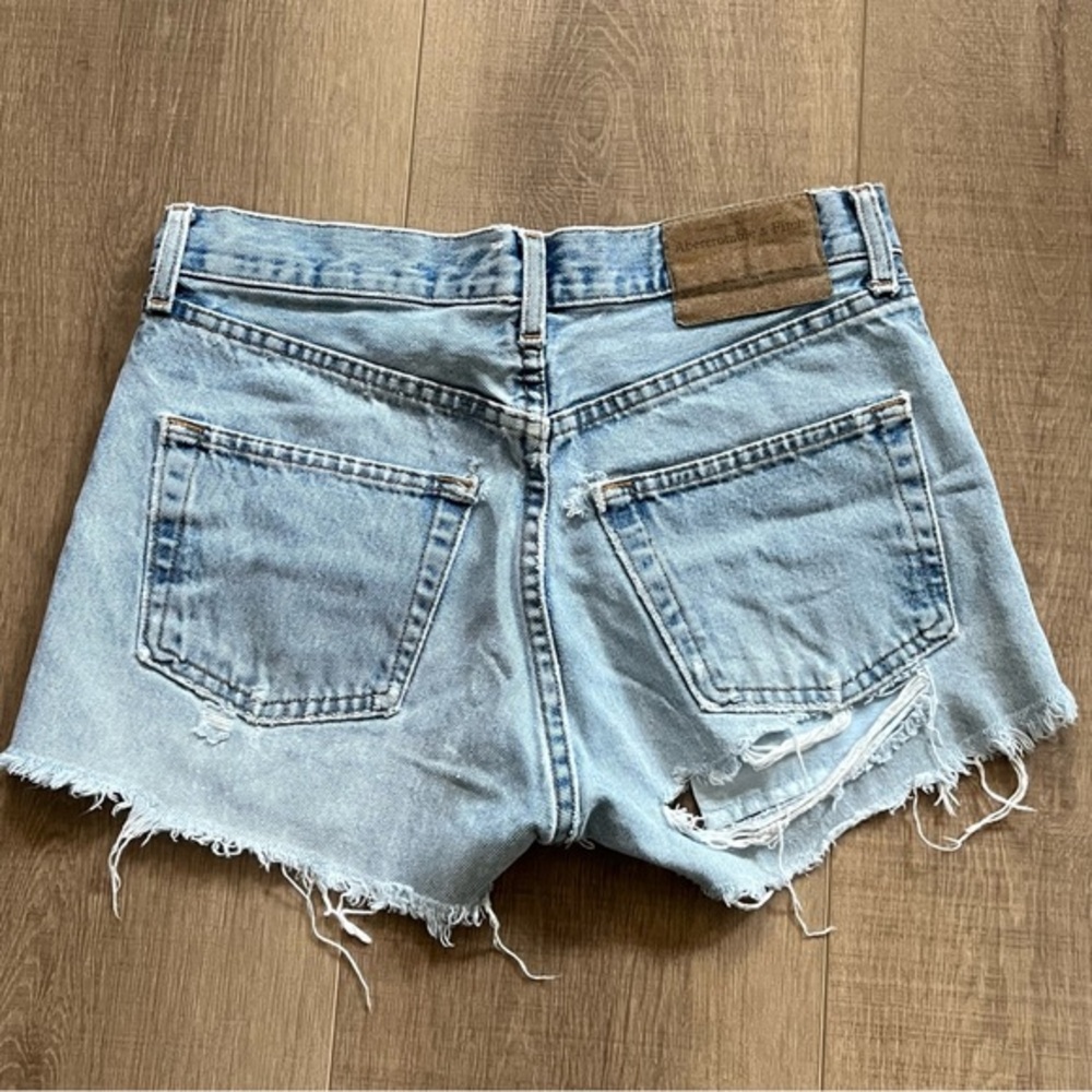 Abercrombie & Fitch Blue Denim Ripped Mid Rise Curve‎ Shorts Size 4 30” Waist - Picture 4 of 9